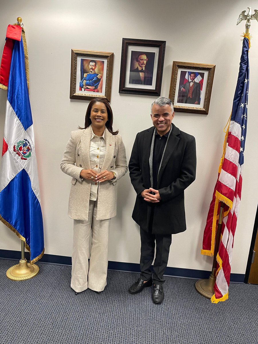 Agradezco esta cálida bienvenida al Consulado Dominicano en Nueva Orleans. Asumo esta responsabilidad con un profundo compromiso y la firme voluntad de servir a la comunidad con dedicación y transparencia.