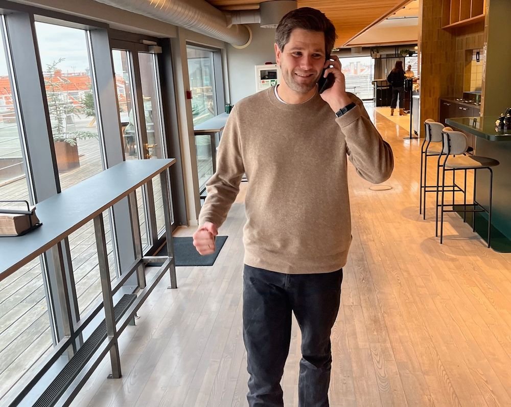 Sådan her så <a href="/ChrBirk/">Christian Birk</a> ud i det sekund, han blev nomineret til årets cavlingpris - sammen med <a href="/larsnp/">Lars Nørgaard Pedersen</a> og <a href="/RonjaRebecca/">Ronja Pilgaard</a> - for deres fænomenale projekt i <a href="/berlingske/">Berlingske</a> om skimmelsvamp på Rigshospitalet. Tillykke til tre fremragende journalister og skønne mennesker. #dkmedier #cavling
