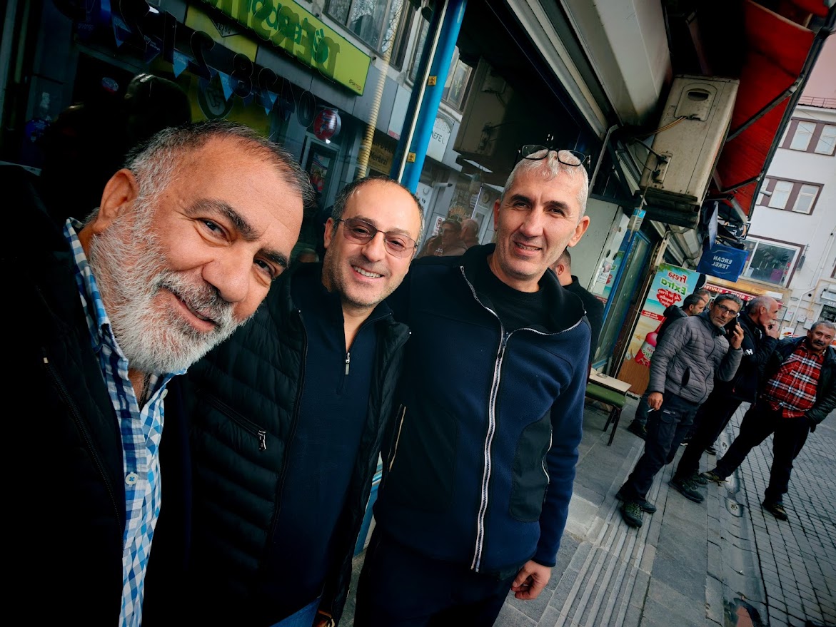CaferSolgun's tweet photo. Bu fotoğraflarda yıllar, yollar var, tip tip hapishanelerde göğüslenmiş zamanlar var. Hasret var. Dersim var. Atalarımızdan miras direniş ruhu var. En gerçek manasında yoldaşlık var...
Xer amey Barış! Xer hati! Hoşgeldin!
#Arkadaş #Yoldaş #Heval #Dersim #Munzur #Barış #Serdar https://t.co/9wtmg4TDwG