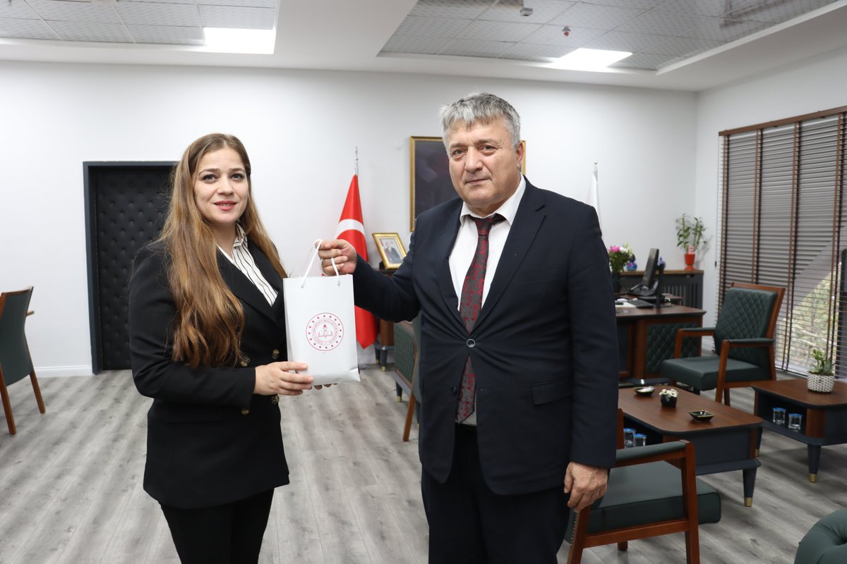 ZonguldakMEM's tweet photo. "Yılın Öğretmeni" seçilerek 24 Kasım Öğretmenler Günü kapsamında ilimizi Ankara ve İstanbul'da temsil eden Alaplı Anadolu İmam Hatip Lisesi Türk Dili ve Edebiyatı Öğretmenimiz Hatice Danişman, Okul Müdürü Ersin Güler ile birlikte İl Millî Eğitim Müdürümüz Sayın Osman Bozkan'ı ziyaret etti.

Öğretmenimizi tebrik eder, başarılarının devamını dileriz.

@tcmeb @Yusuf__Tekin
