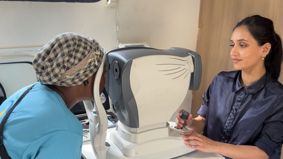 OptometryToday's tweet image. "You meet a lot of interesting people, and an ever-changing environment helps when I need a change of scene," says locum optometrist, Amina Bi. She shares more about the lessons she has learnt since moving from domiciliary to locum optometry. Read 👉 ow.ly/HWAP50UpNm8 #OT