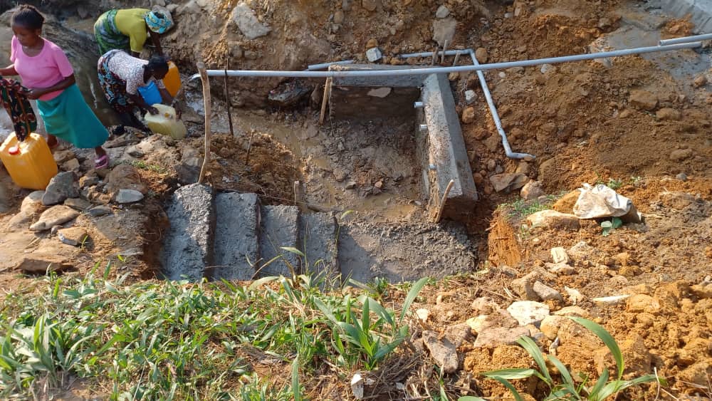 Avec l'appui de @UCLouvain_be coopération, nous aménageons 20 sources d'eau potable en zone de santé de #Manguredjipa, secteur des Bapere (#Nord-Kivu) pour faciliter l'accès à l'eau potable aux communautés locales, et ainsi contribuer à la réduction des cas de maladies hydriques.