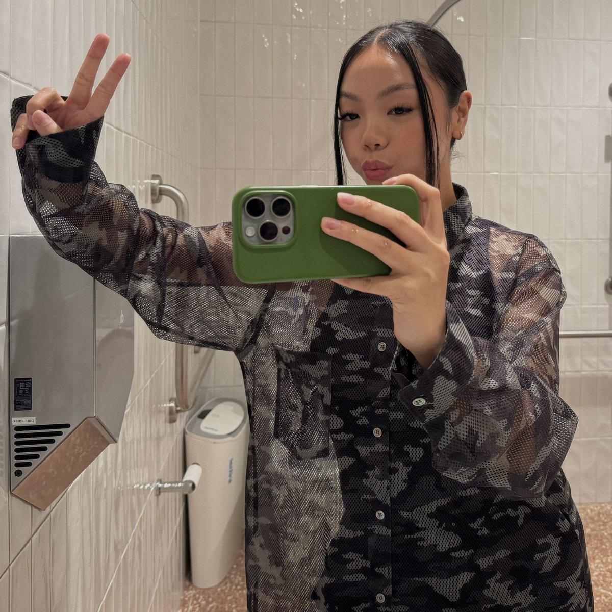 mfv____'s tweet photo. COMME in da bathroom 🚽 https://t.co/N9jLqNX2n1