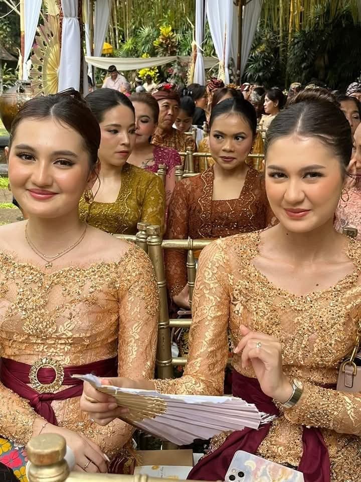 Ciri-ciri orang terjerumus sesat adalah: hidup Lahir, makan minum di negaranya sendiri, tetapi yg dibangga-banggakan negara lain. Di bawah ini adalah wanita wanita Nusantara yg cantik alami 👇