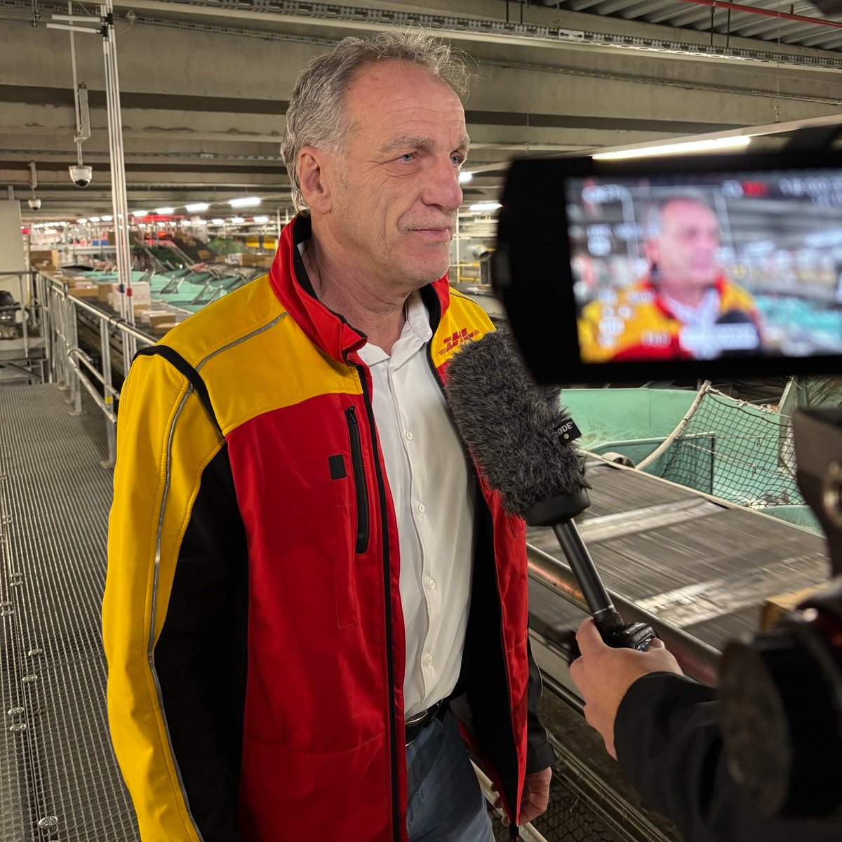 dpdhl_muc's tweet photo. Wenn #Weihnachten naht, läuft das @DeutschePostDHL #Paketzentrum #Feucht auf Hochtouren! Unser Niederlassungsleiter #Nürnberg, Bernd Kloos, gab @sat1bayern einen Einblick, was hier gestemmt wird: Bis zu 650.000 Pakete täglich in der Weihnachtszeit 💪🎄 https://t.co/rW9mz1CKqX
