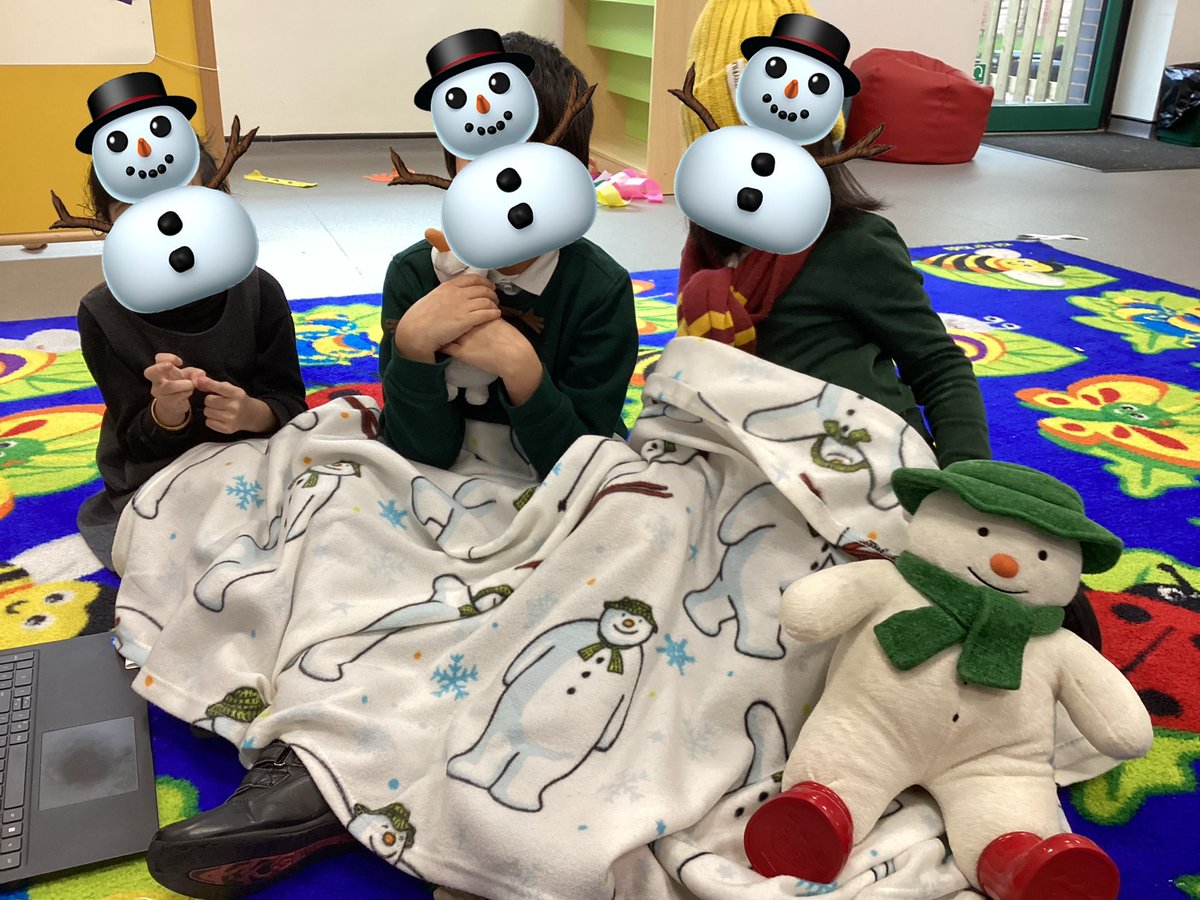 The Acorn Room would like everyone to guess what our sensory story is this week. We’ve had lots of fun drawing faces in the snow, smelling a tangerine and having a party with snowmen! #walkingintheair ⛄️❄️