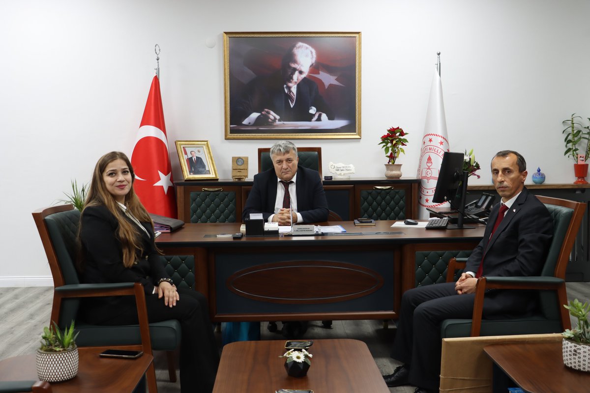 ZonguldakMEM's tweet photo. "Yılın Öğretmeni" seçilerek 24 Kasım Öğretmenler Günü kapsamında ilimizi Ankara ve İstanbul'da temsil eden Alaplı Anadolu İmam Hatip Lisesi Türk Dili ve Edebiyatı Öğretmenimiz Hatice Danişman, Okul Müdürü Ersin Güler ile birlikte İl Millî Eğitim Müdürümüz Sayın Osman Bozkan'ı ziyaret etti.

Öğretmenimizi tebrik eder, başarılarının devamını dileriz.

@tcmeb @Yusuf__Tekin