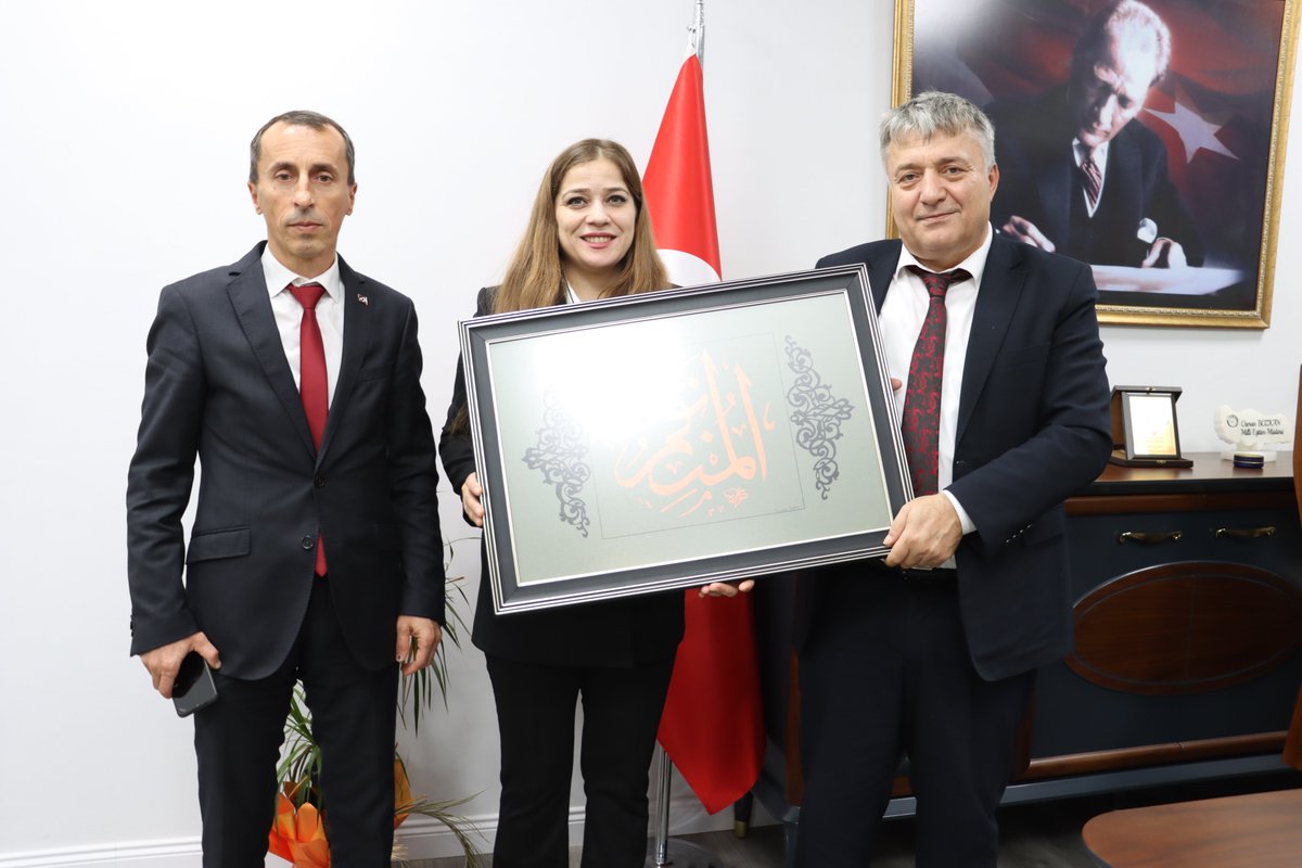ZonguldakMEM's tweet photo. "Yılın Öğretmeni" seçilerek 24 Kasım Öğretmenler Günü kapsamında ilimizi Ankara ve İstanbul'da temsil eden Alaplı Anadolu İmam Hatip Lisesi Türk Dili ve Edebiyatı Öğretmenimiz Hatice Danişman, Okul Müdürü Ersin Güler ile birlikte İl Millî Eğitim Müdürümüz Sayın Osman Bozkan'ı ziyaret etti.

Öğretmenimizi tebrik eder, başarılarının devamını dileriz.

@tcmeb @Yusuf__Tekin