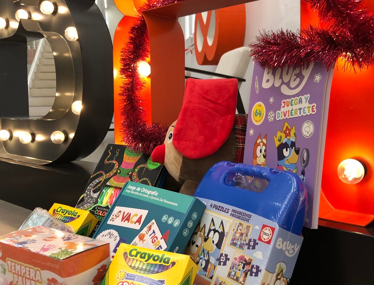 🎁✨ Newsflash: Teamit swapped meetings for gift wrapping today! ✨🎁 
This is all part of a fantastic initiative led by Casal dels Infants in collaboration with Barcelona Health Hub, and Teamit is thrilled to be part of it! 💫