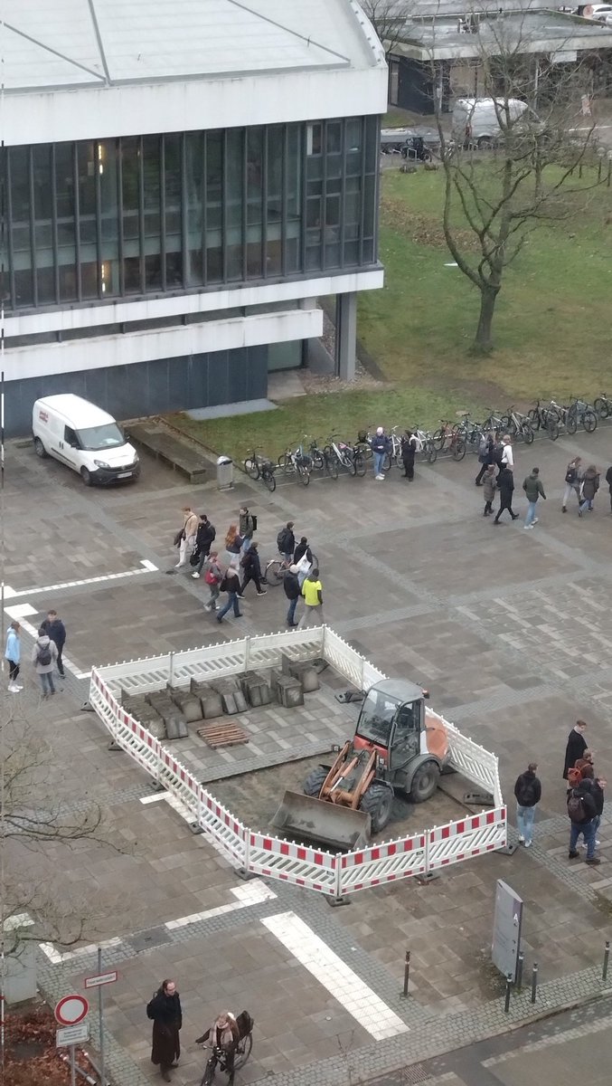 Skandal!! Kleiner, hilflose Bagger in Gehegehaltung! Und die Menschen schauen einfach weg!1!! 😳