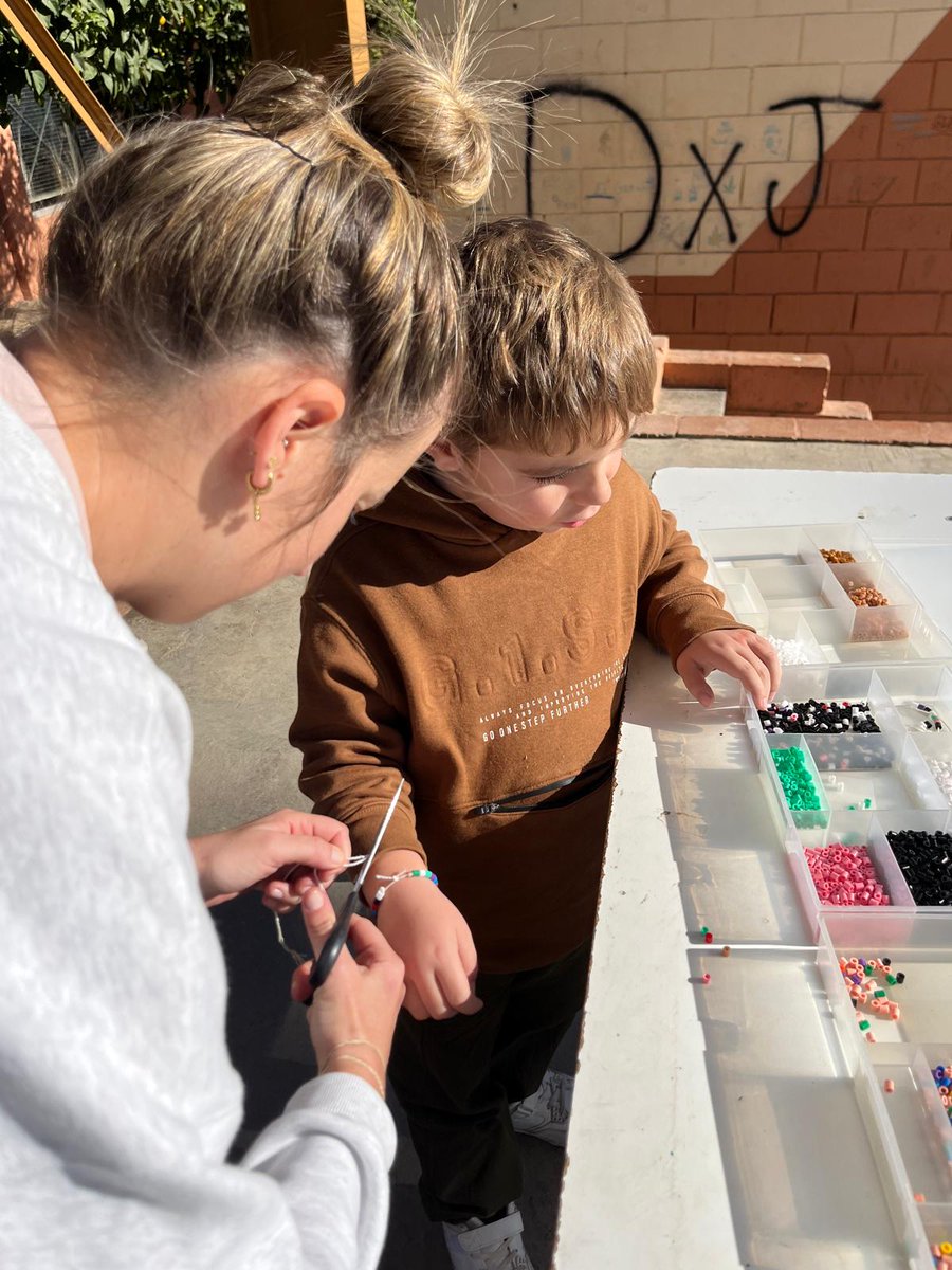 Este finde Miriam y Gorka del cole Paula Montal de Logroño han estado en Paiporta y Albal, para llevar parte del material donado por la comunidad educativa de La Rioja y para hacer unos talleres con los niños, que lo han pasado genial. ¡Muchas gracias chic@s! #SolidaridadDANA