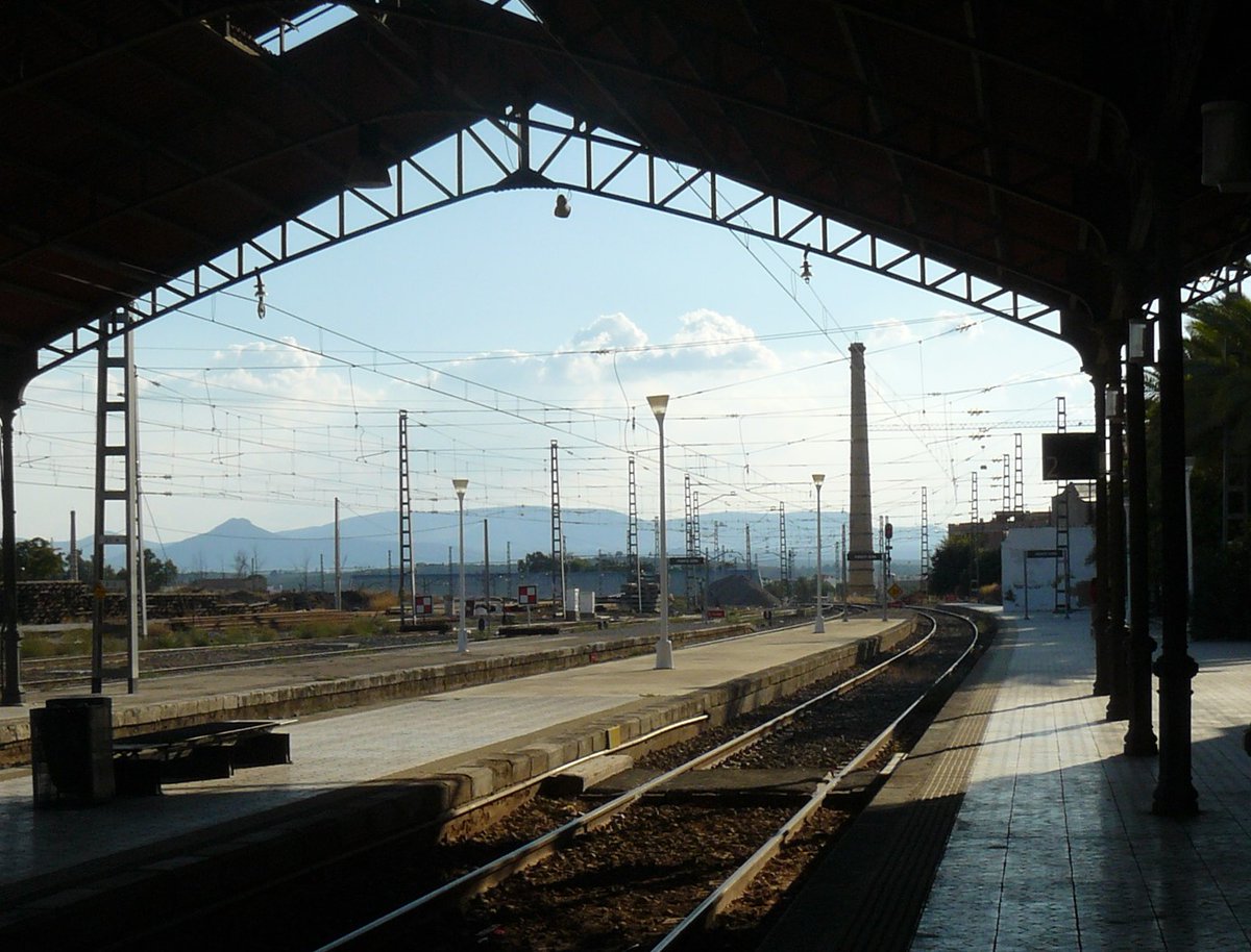 Adif_es's tweet photo. 🚆 #RedConvencional · Licitamos por 36 M€ la ampliación de apartaderos para trenes de #mercancías en cuatro estaciones cordobesas.

👉 Prolongará hasta los 750 m la vía de apartado de las estaciones de Pedro Abad, Fernán Núñez, Montilla y Puente Genil.

🔗https://t.co/3WPKQfieMJ https://t.co/5bYG9I97Cs