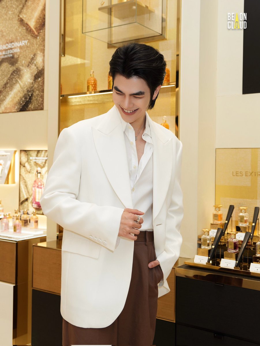 Our precious sMile 😍

MILE X NEW GUERLAIN BOUTIQUE

<a href="/milephakphum/">mile phakphum</a> #MilePhakphum
#GuerlainThailandxMile