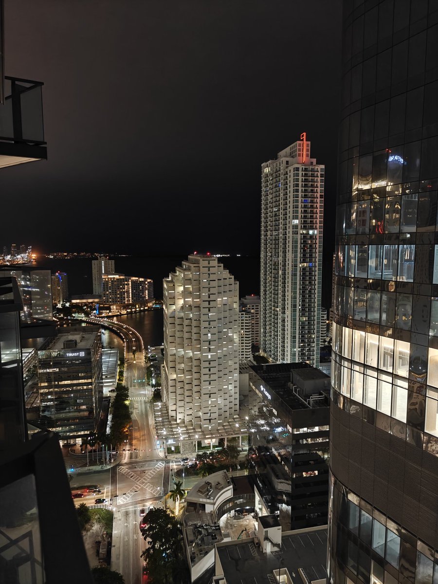 Josh_Quinonez's tweet image. A few shots from my room balcony here in Miami. #OnePlus12 📸 @OnePlus_USA Powered by @Snapdragon #ShotOnSnapdragon