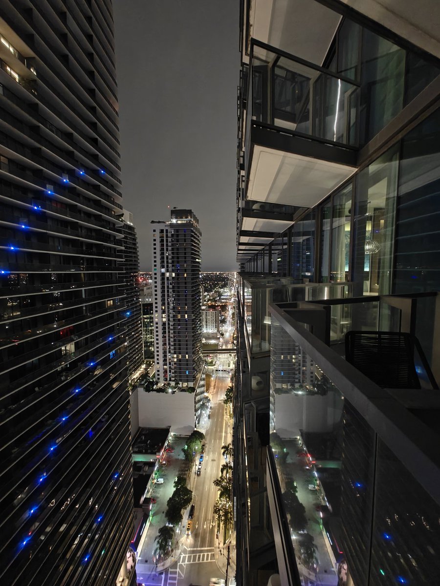 Josh_Quinonez's tweet image. A few shots from my room balcony here in Miami. #OnePlus12 📸 @OnePlus_USA Powered by @Snapdragon #ShotOnSnapdragon