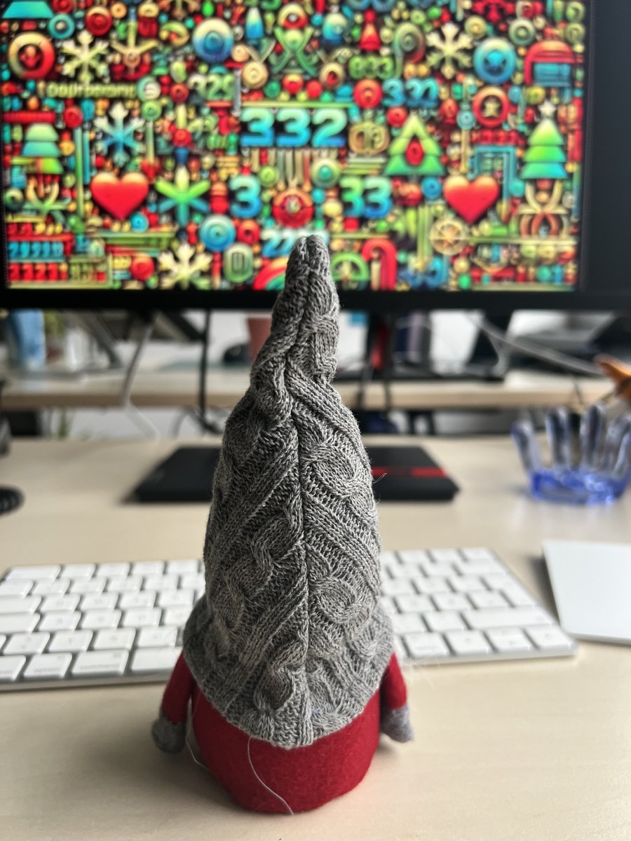 Unser CHU-Wichtel ist fleißig am Jahresabschluss dran...ob das was wird? 🤔Vielleicht plant er auch schon neue Kurzreviews oder Academy-Kurse für Lehrkräfte? 🎄📚 #WichtelAmWerk #twlz #CHU