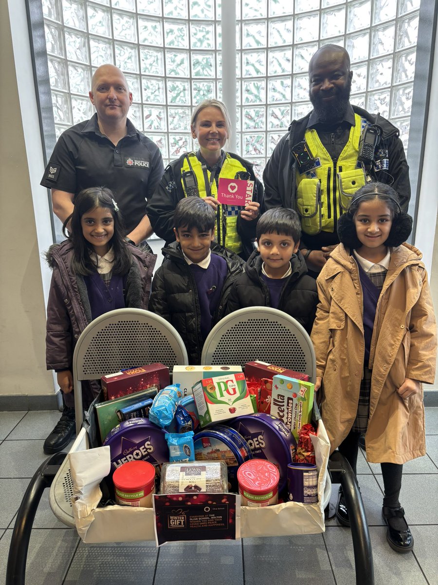 olive_bolton's tweet image. Year 2 deliver a #WinterGiftProgramme treat hamper to the selfless team @gmpolice #ThankYou #KindnessMatters #WeAreStar #Service #Teamwork #Ambition #Respect #CaringIsSharing