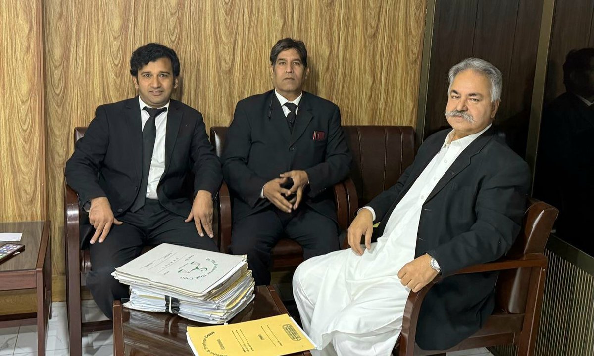 PMLMediaCell's tweet photo. پاکستان مسلم لیگ خیبر پختونخوا کے صدر انتخاب خان چمکنی اور لائئر ونگ کے صوبائی صدر کاشف ترکئی کی ملاقات کے دوران ایک اہم پیش رفت سامنے آئی، جہاں خالد تنویر روھیلہ ایڈووکیٹ سپریم کورٹ نے پاکستان مسلم لیگ میں شمولیت کا اعلان 
#intikhabkhanchamkani #bilalmuhammadzai #ChSalikHussain https://t.co/OD2F0Xa2AB