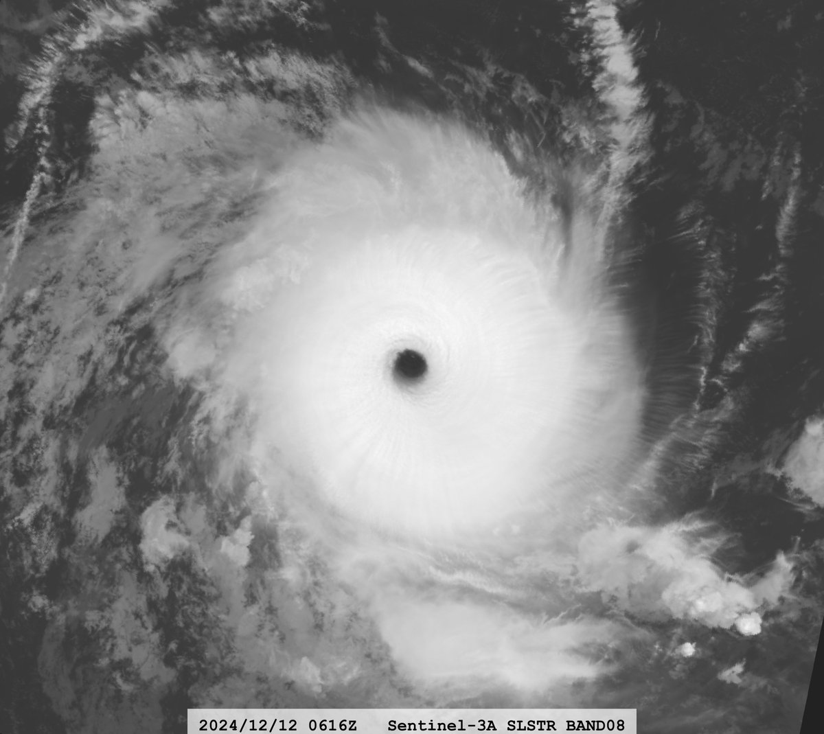 zeb199818's tweet photo. #04S Tropical Cyclone #CHIDO
Satellite: #Sentinel3A #SLSTR #OLCI
Channel :
#SLSTR S8 (10.854 µm) 1-km
#OLCI S7 (0.620 µm) 300-m
Time : 2024/12/12 0616Z
Eye Temp : 23.43 °C https://t.co/WCj37aSLQp