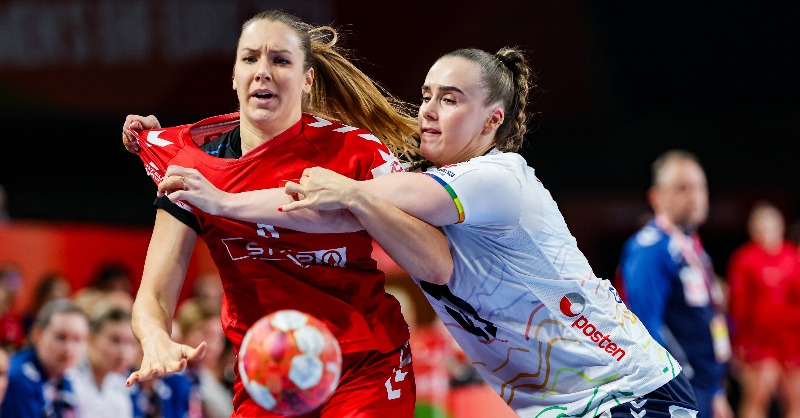 RFEBalonmano's tweet photo. 🇪🇺 El #EHFEURO2024 ya tiene a sus cuatro semifinalistas
💪 Dinamarca 🇩🇰 pasa tras un vibrante duelo ante Países Bajos 🇳🇱 y se une a Noruega 🇳🇴, Hungría 🇭🇺 y Francia 🇫🇷
🔜 Este viernes, comienza el #FinalWeekend en Viena #CatchTheSpirit
📰 Toda la información 👇