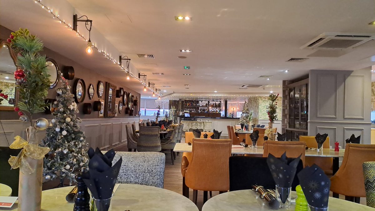 RamadaCoventry's tweet image. Another festive conference lunch setup looking fabulous -  combining business with a touch of Christmas magic. 🎁🍽️

#FestiveMeetings #RamadaCoventry #ConferenceStyle #ChristmasCheer