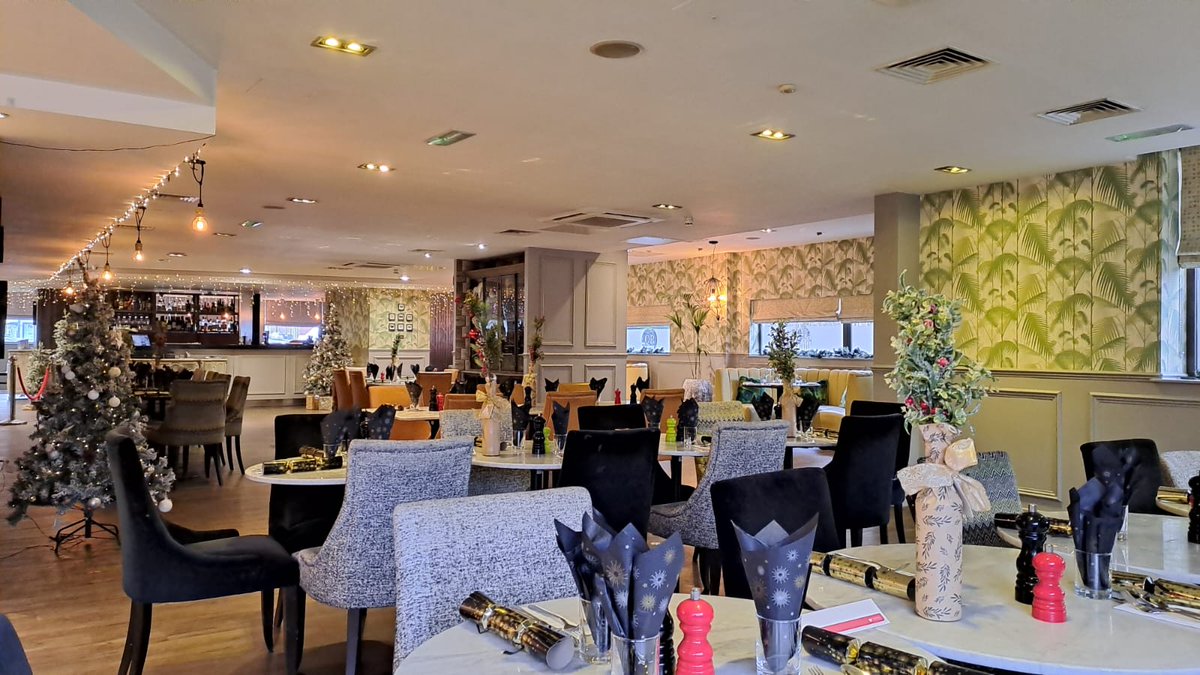 RamadaCoventry's tweet image. Another festive conference lunch setup looking fabulous -  combining business with a touch of Christmas magic. 🎁🍽️

#FestiveMeetings #RamadaCoventry #ConferenceStyle #ChristmasCheer