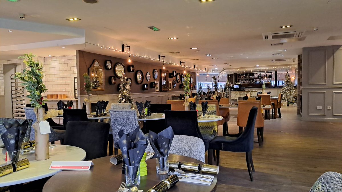 RamadaCoventry's tweet image. Another festive conference lunch setup looking fabulous -  combining business with a touch of Christmas magic. 🎁🍽️

#FestiveMeetings #RamadaCoventry #ConferenceStyle #ChristmasCheer