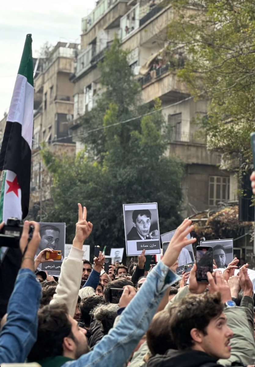 The funeral of the martyr Mazen Hamada, who was killed under torture in Saydnaya Prison.

RIP 🙏 

الله يرحمك يارب