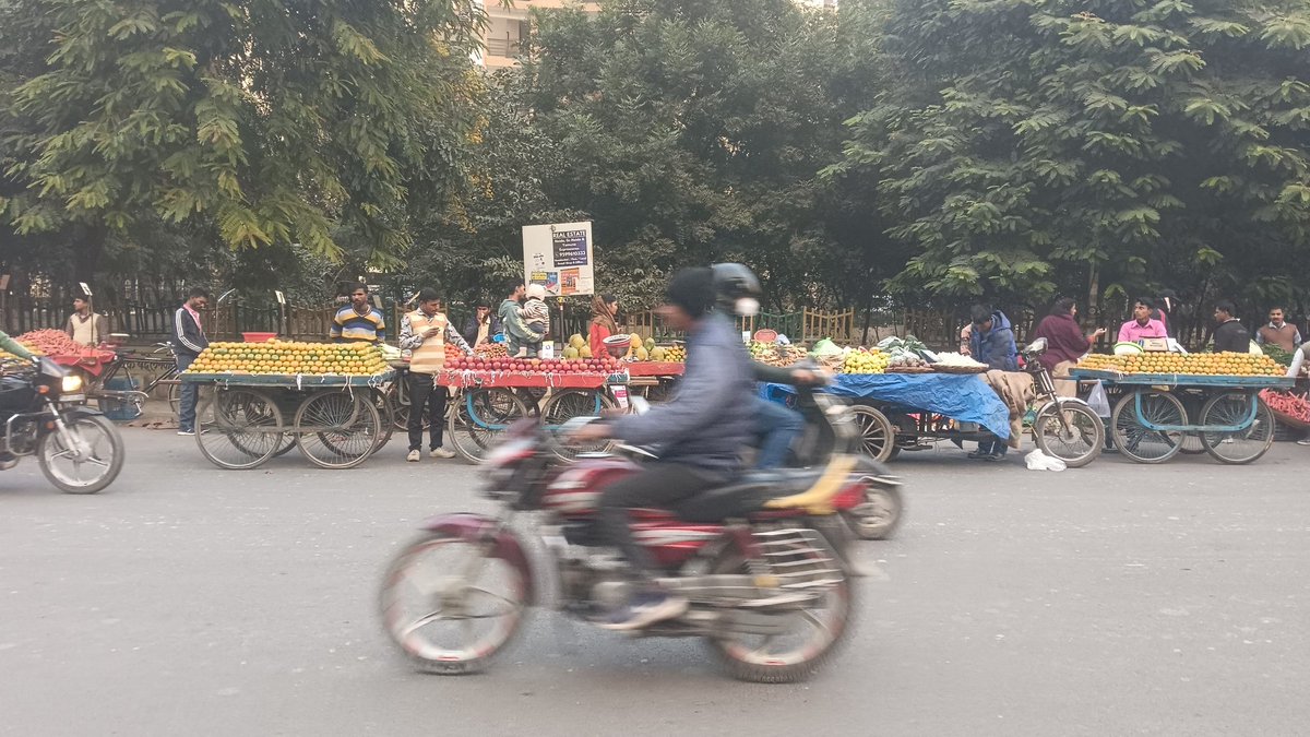 ikapilmehra's tweet photo. This is the condition of  zodiac market 120 noida . weekly market despite reminders coming half road chances of accident and incident increases .
Hell for society residents 
Suddenly a lot of unknown shopkeepers are coming from western Uttar pradesh 

@noidapolice https://t.co/Xbzow8SvD5