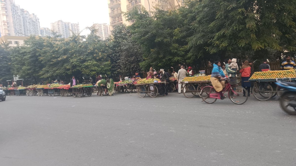 ikapilmehra's tweet photo. This is the condition of  zodiac market 120 noida . weekly market despite reminders coming half road chances of accident and incident increases .
Hell for society residents 
Suddenly a lot of unknown shopkeepers are coming from western Uttar pradesh 

@noidapolice https://t.co/Xbzow8SvD5