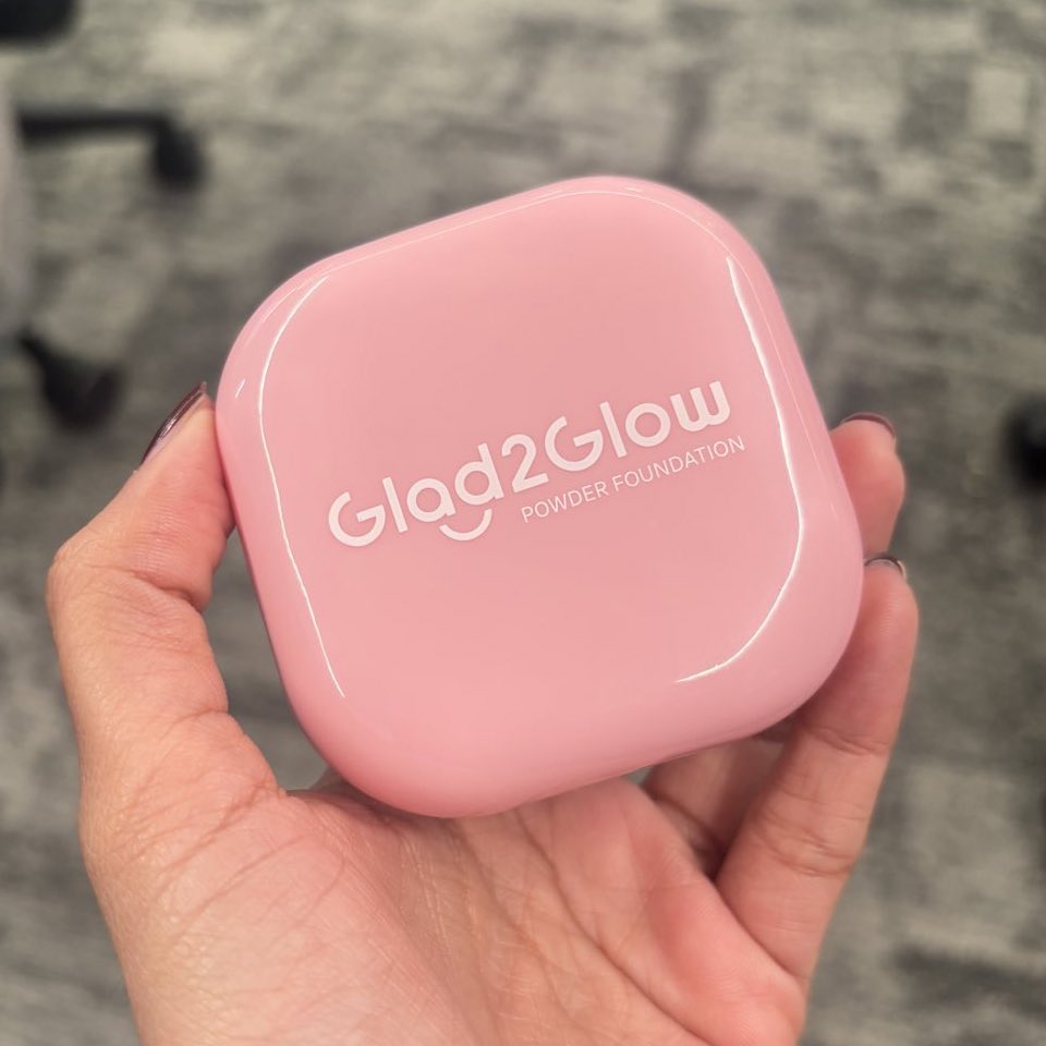 bittercaffeines's tweet photo. Karna aku suka produknya, aku mau bagi2 jg deh buat 2 orang~

— follow aku
— rt like tweet ini
— rt like bookmark tweet dibawah
— reply: mau bedak baru Glad2Glow #G2GTwoWayCake #bedakbaruG2G + shade pilihan + emoji andalan kalian

Udah gt ajaah~ 3 hari lagi aku umumiiin! https://t.co/Inq0pP5hSh