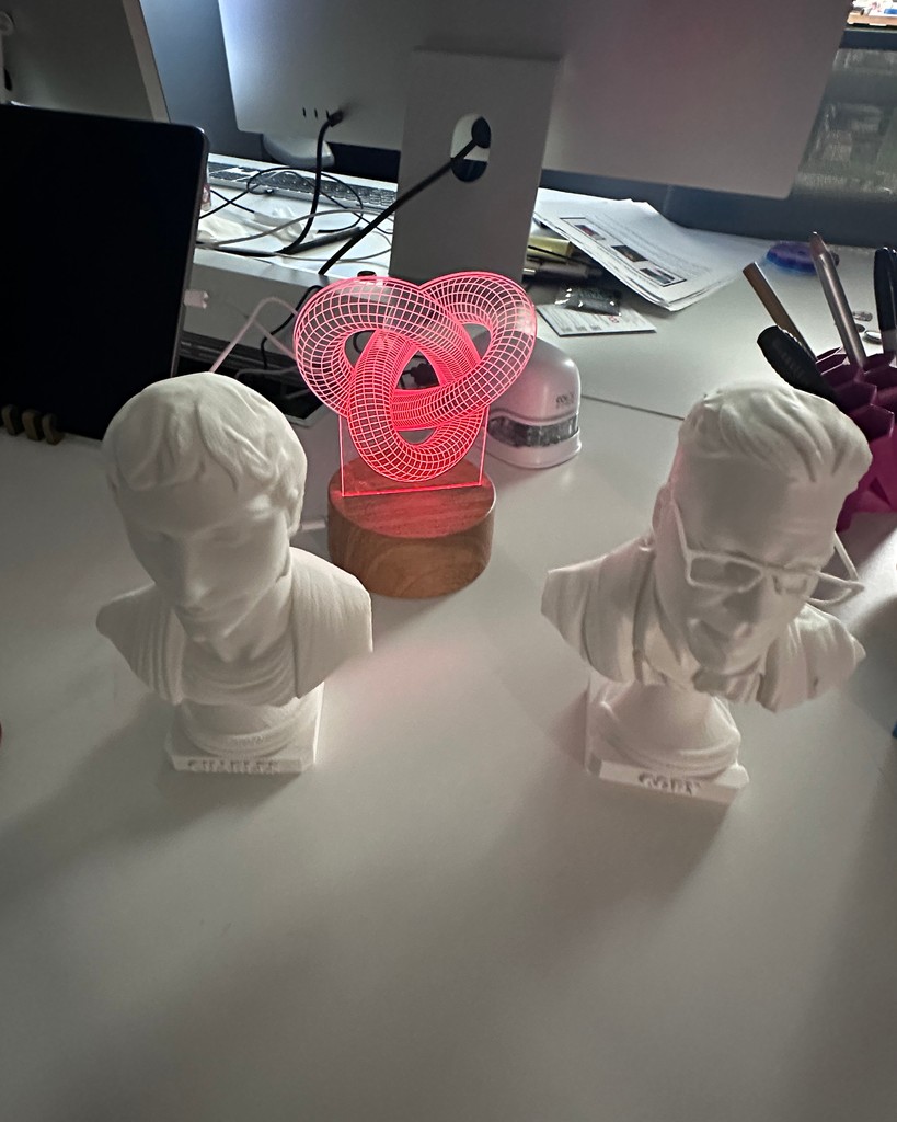 SVAContinued's tweet image. 🧪✨ Design objects like these in our new course LEVEL UP!♟️👑

#artcourses #emboss #reliefprinting #fabrication #illustrator