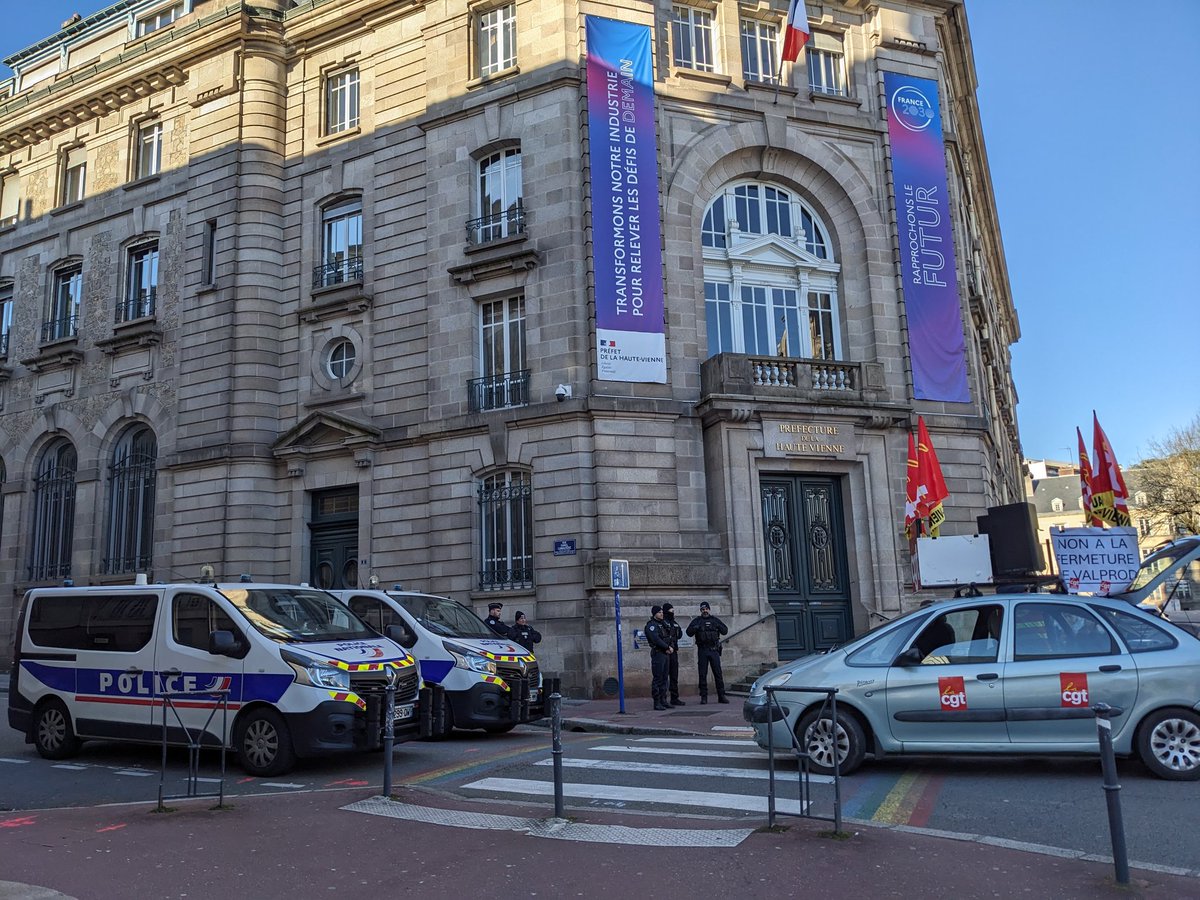 AlineCombrouze's tweet photo. La députée LFI - NFP de Haute-Vienne Manon Meunier est présente à la manifestation de #Limoges pour "soutenir les salariés" de l'industrie. Elle est aux côtés des syndicats pour réclamer des aides publiques accordées aux entreprises "à la condition de ne pas licencier" https://t.co/WPhs4H7FRi
