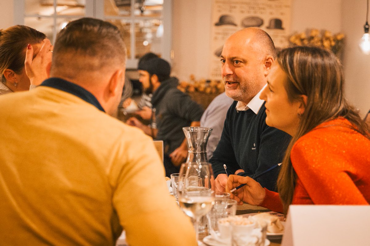 CoworkingKolin's tweet photo. ✨Networking, který stál za to!✨
Potkali jsme se s 25 skvělými lidmi. Inspirativní večer plný rozhovorů, vizitek, tipů na knihy 📚 a smíchu 🥳 přinesl nové nápady i výhled na nové spolupráce🤝.

Děkujeme za skvělou energii! 🎉 Přidáte se příště? 😊
#Networking #CoworkingKolín https://t.co/UBv5687cHN