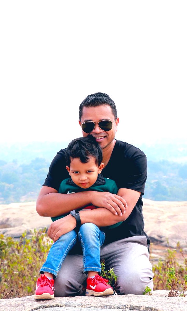 समेट लेता हूँ अपने बाहों में तुम्हें,
जैसे समेट लेती है माँ माटी अपने आँचल में हमें