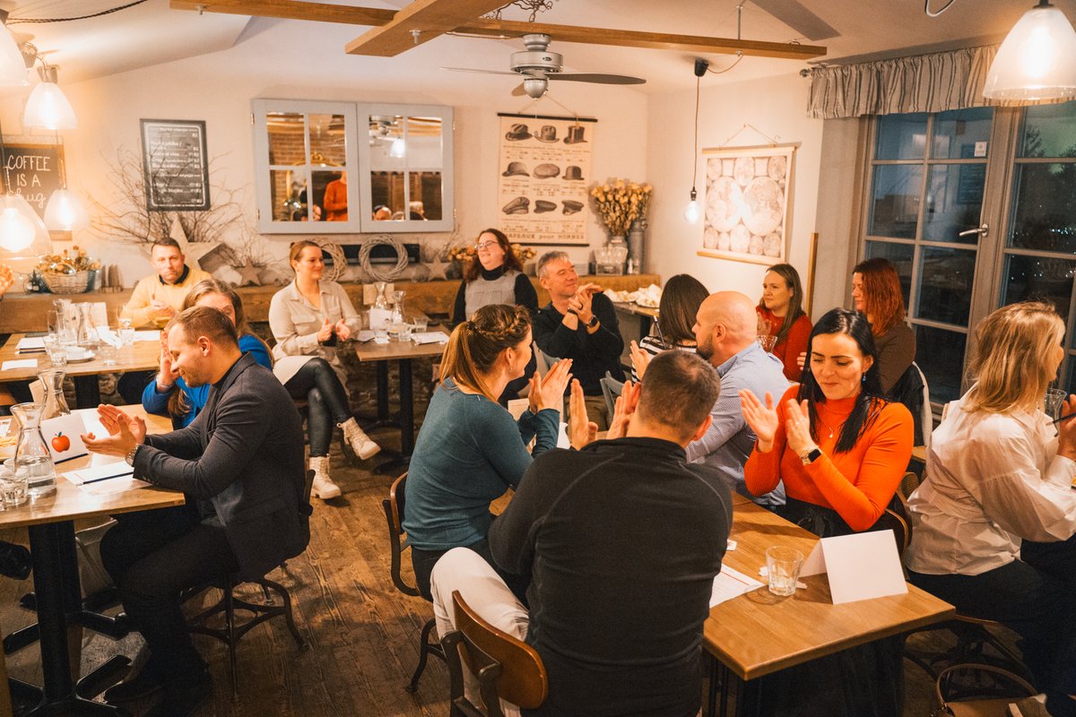 CoworkingKolin's tweet photo. ✨Networking, který stál za to!✨
Potkali jsme se s 25 skvělými lidmi. Inspirativní večer plný rozhovorů, vizitek, tipů na knihy 📚 a smíchu 🥳 přinesl nové nápady i výhled na nové spolupráce🤝.

Děkujeme za skvělou energii! 🎉 Přidáte se příště? 😊
#Networking #CoworkingKolín https://t.co/UBv5687cHN