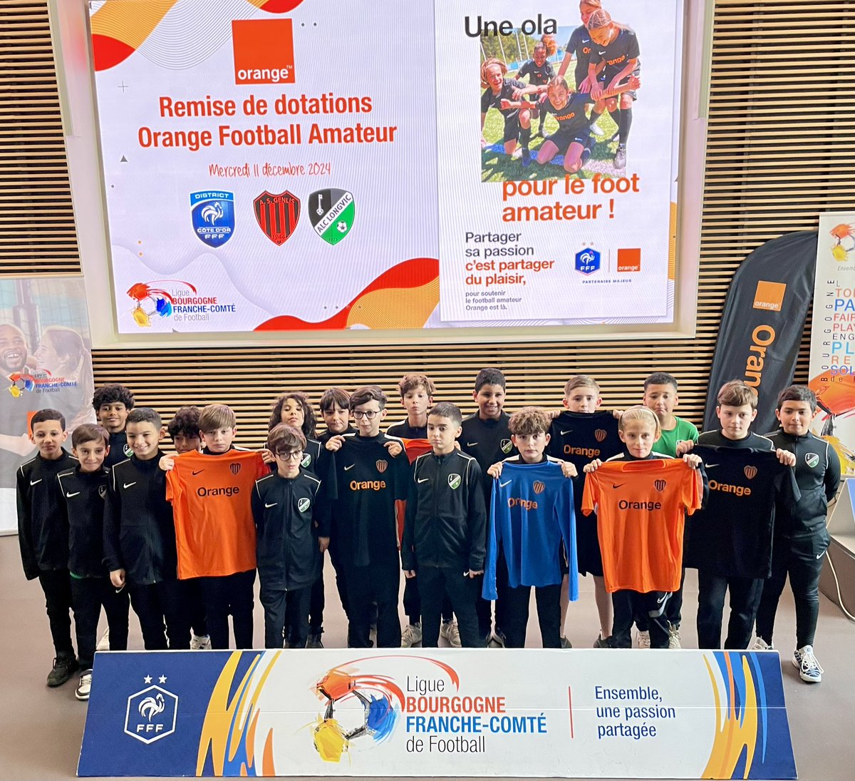 OrangeBFC's tweet photo. Mercredi à la @Ligue_LBFC_Foot , @Orange_France a officialisé son partenariat avec les clubs amateurs ALC Longvic et AS Genlis ⚽️.
La Ligue a animé un quiz sur les bonnes pratiques du numérique auquel ont participé les jeunes joueuses et joueurs.
Les  adultes présents se sont pris au jeu 😉