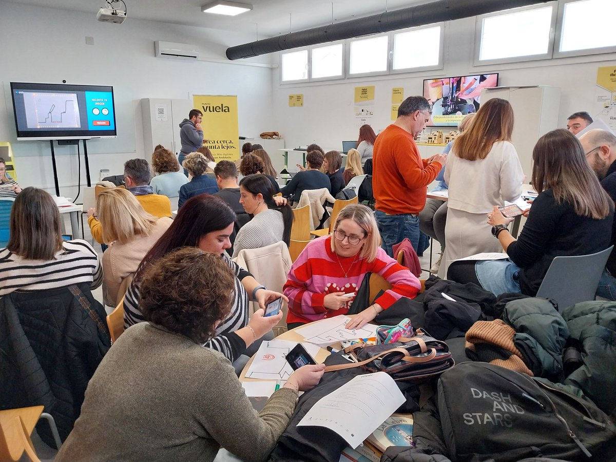 elenaquesada's tweet photo. Reunión de cierre de año con mi equipo de AIL de @PuntosVuela. Ahora Antonio de  @PulianasVuela nos enseña a programar dibujando con la app "Draw your game infinite". Usando el juego es una de las mejores maneras de aprender nuevas habilidades que enseñar a nuestros usuarios. https://t.co/vukWfvcsZF