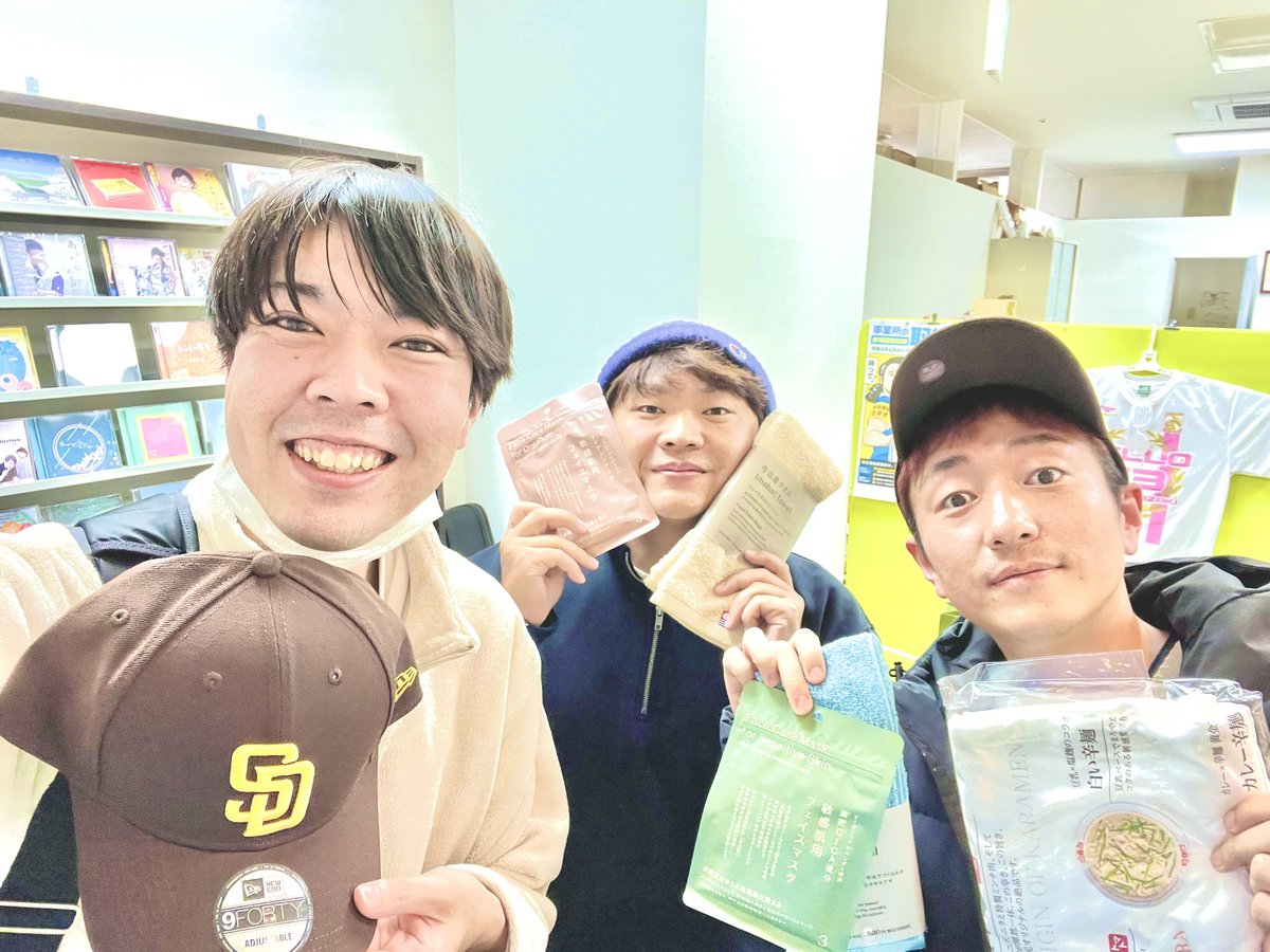 goburingame555's tweet photo. もきにちは。チキンナンゴーのラジオ参加でした。誕生日プレゼントまで頂き本当に感謝です。落ちこんでる時でも2人に会うとエネルギーをもらえます。来年はこのはなマラソン、チキンナンゴーと走りたいですね。来年もチャレンジで生きます。青島太平洋マラソンもお疲れ様でした。みんなすごい！ https://t.co/nK4cyXeX0O
