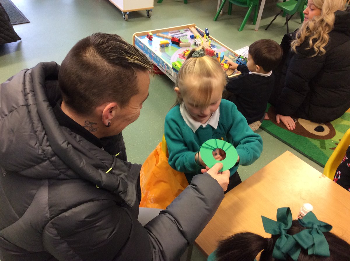 OverfieldsPri's tweet image. Such a lovely parent's Christmas crafts event in early years.  Lots of activities on offer, enjoyed by all.  🎄🤶