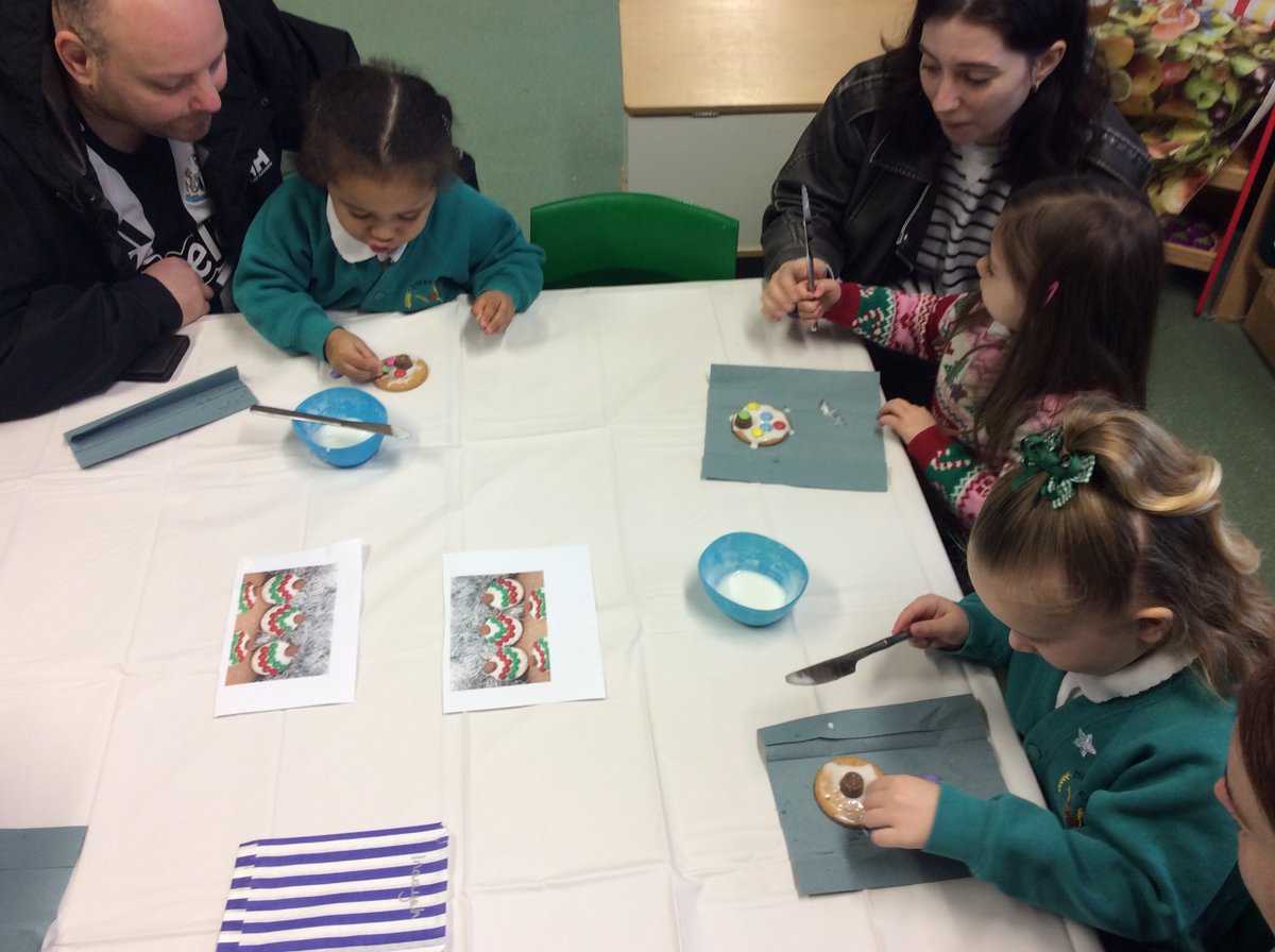 OverfieldsPri's tweet image. Such a lovely parent's Christmas crafts event in early years.  Lots of activities on offer, enjoyed by all.  🎄🤶