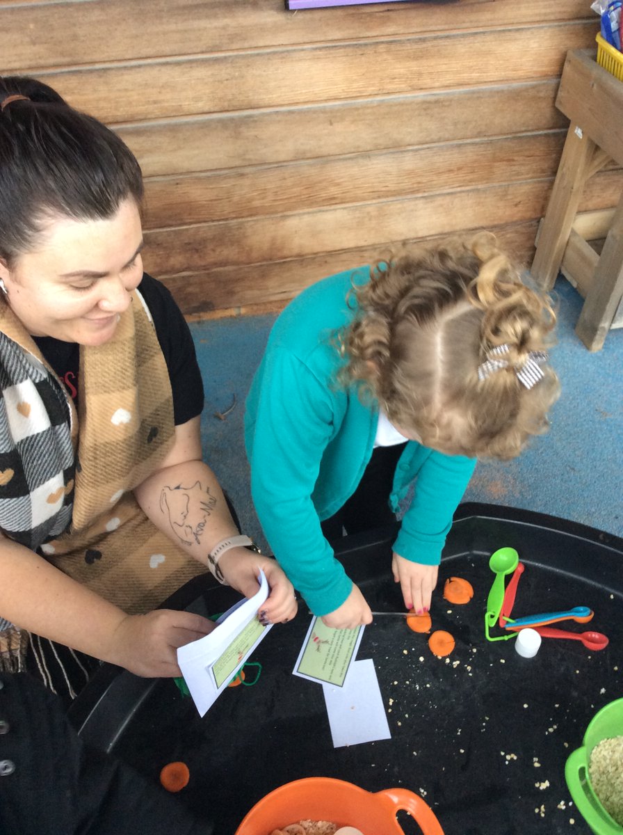 OverfieldsPri's tweet image. Such a lovely parent's Christmas crafts event in early years.  Lots of activities on offer, enjoyed by all.  🎄🤶