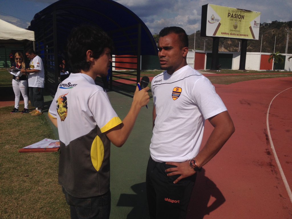 Confío en que la señora Morela pasará las navidades con su hijo.

Confío en que pronto veré a Paul León haciendo lo que tanto le apasiona: periodismo deportivo.

La foto es del 2018. Paul trabajando en el #FutVE.

Son muchos años ligado al deporte. Paul no es un delincuente.