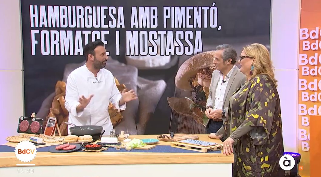 Hui Rubén Fenollar cuina una hamburguesa, pebreres torrades, formatge de cabra i mostassa dolça.
<a href="/apunt_media/">À Punt</a> <a href="/rubenfenollar/">Chef Ruben Fenollar</a>