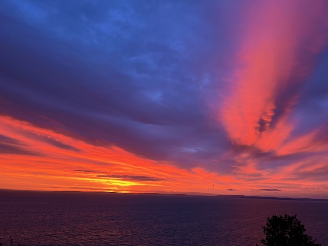 The sun is rising, life giving and bold,
Glowing shores of dawn scarlet, rose and gold
Breathtaking beauty flooding inner sight.
Welcome to a world of full creative light. ionajenkins.com/blog/world-of-… #poetry