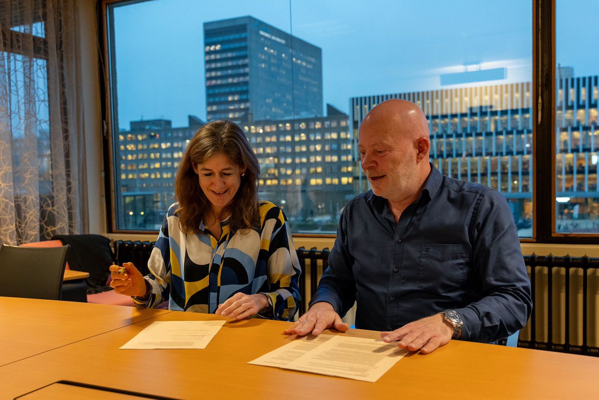 Robert Simons (@robertsimonslr) on Twitter photo Belangrijke stap voor een toekomstbestendig Rotterdam! ✨ Samen met <a href="/ALBredenoord/">Annelien Bredenoord</a> en <a href="/erasmusuni/">Erasmus University</a> gaan we vol inzetten op innovatie en ondernemerschap. Goed voor de groei van onze stad en mkb! #intentieverklaring Belangrijke stap voor een toekomstbestendig Rotterdam! ✨ Samen met <a href="/ALBredenoord/">Annelien Bredenoord</a> en <a href="/erasmusuni/">Erasmus University</a> gaan we vol inzetten op innovatie en ondernemerschap. Goed voor de groei van onze stad en mkb! #intentieverklaring