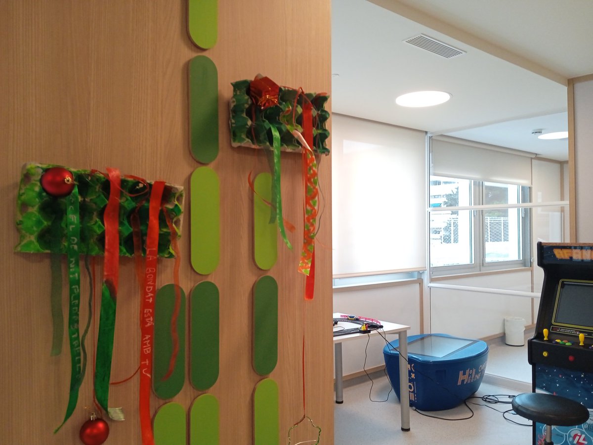vallhebron's tweet photo. Després de convertir l'Hospital Infantil en la Nit Estelada, de Van Gogh,✨la decoració d'aquest Nadal de l'Ànnia i els companys de la @FCollserola gira entorn la proposta ‘Et regalo un desig’. Els bons desitjos per a pacients, famílies i professionals penjaran escrits en cintes de colors.