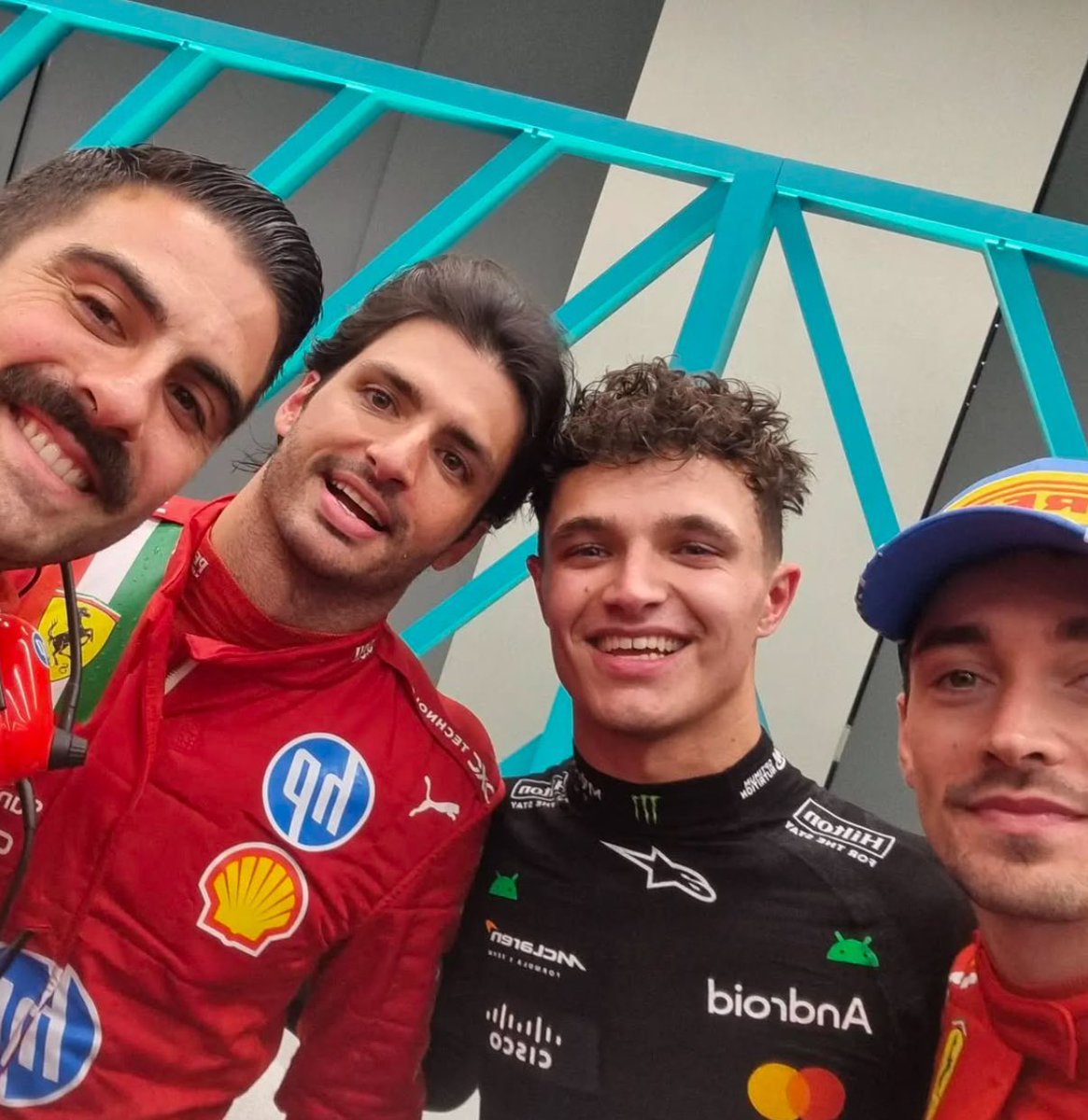 OH MY GOD WE GOT THE SELFIE AND WITH GIGI