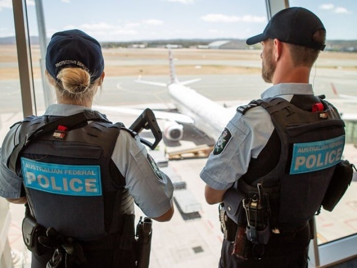 SpectateursFr's tweet photo. 🔴ALERTE INFO 

🇦🇺🇵🇸 Les services d'immigration australiens exigent désormais aux voyageurs #Israéliens souhaitant visiter le pays qu'ils fournissent des informations détaillées prouvant leur non-implication dans des crimes de guerre . 

Les visiteurs israéliens doivent répondre à des questions telles que : "Avez-vous déjà participé à un génocide, un crime contre l'humanité ou des crimes de guerre ?" "Avez-vous été témoin de crimes de guerre ou de crimes contre l'humanité ?"

"Avez-vous participé à une guerre ou à un conflit armé ?"  "Avez-vous été impliqué dans des mauvais traitements envers des détenus ou des civils palestiniens ?", "Avez-vous participé à l'arrestation de civils dans le cadre d'une guerre ou d'un conflit armé ?"