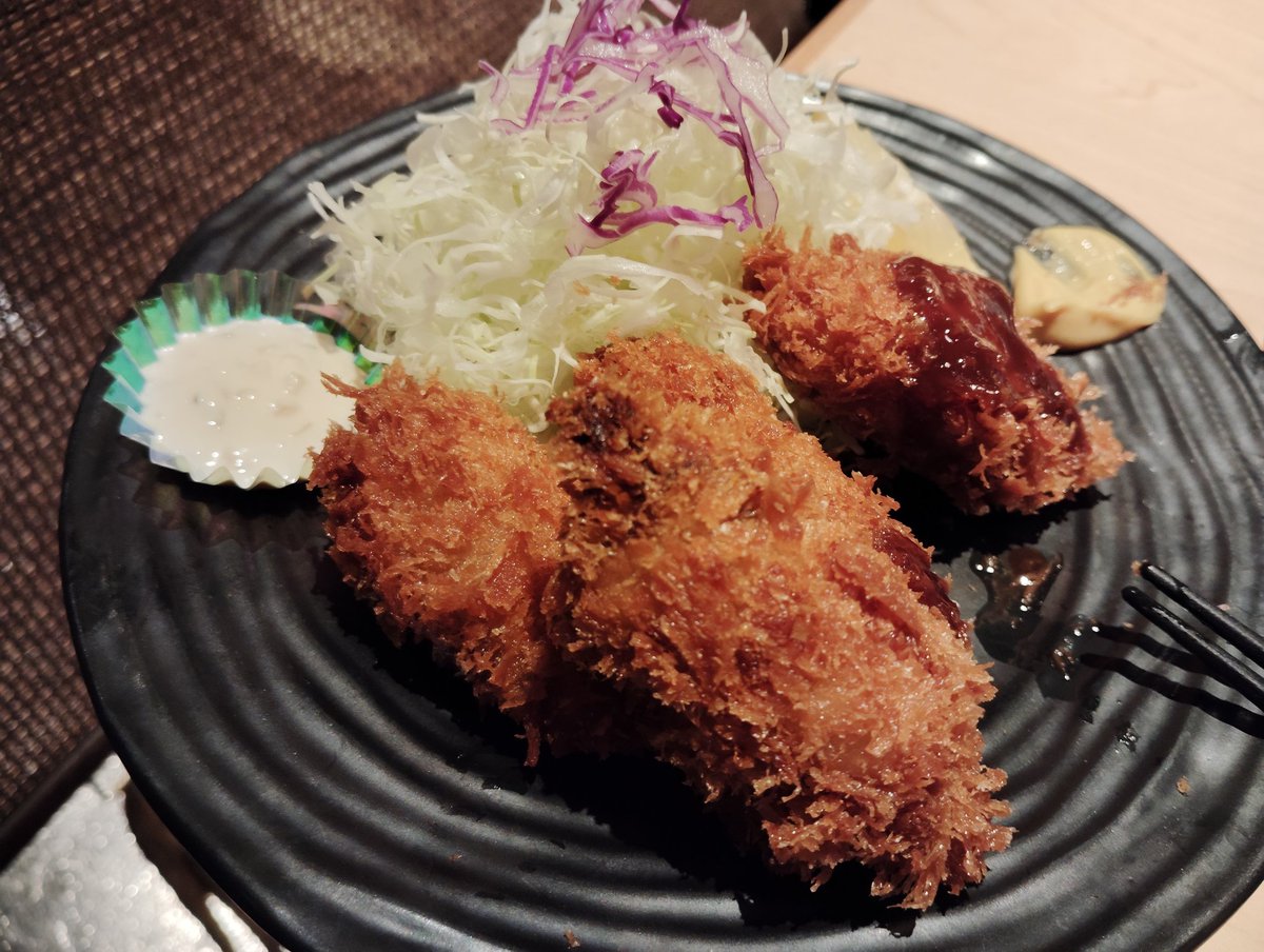 MOKUK6's tweet photo. 先月お墓参りで仙台へ🚅お墓の掃除は念入りに💪夕方、美味しい牡蠣が食べたくて、かき徳さんで「かきご飯膳」を頂きました🥢どれも美味しかった〜😋欲張りだからフライを追加！そういえばいつも祖父母は「かき徳さん」と呼んでいたのを思い出しました。ご馳走さまでした🙇#仙台　#かき徳 https://t.co/5pr9zTfBHp